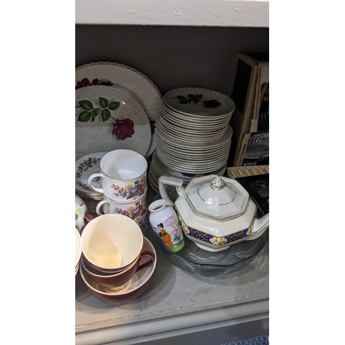 266 - A mixed lot to include a J&L Meakin part tea service, silver plated basket, cutler and other items
L... 