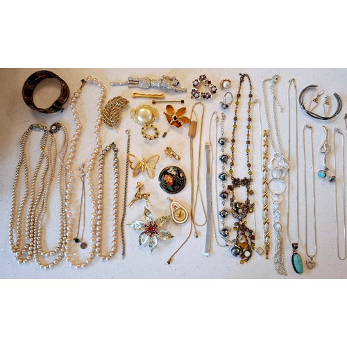 91 - A quantity of mixed vintage costume jewellery to include a pair of small 9ct gold pierced earrings w... 