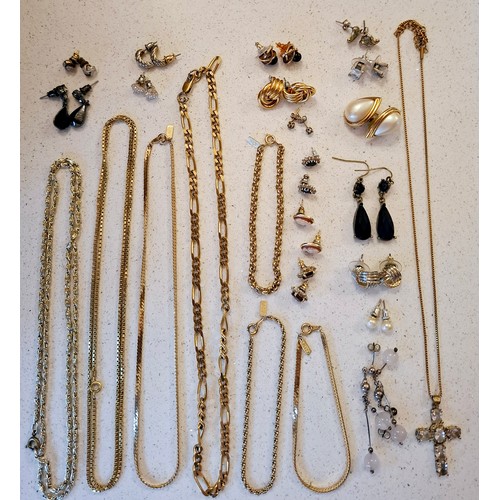 91 - A quantity of mixed vintage costume jewellery to include a pair of small 9ct gold pierced earrings w... 