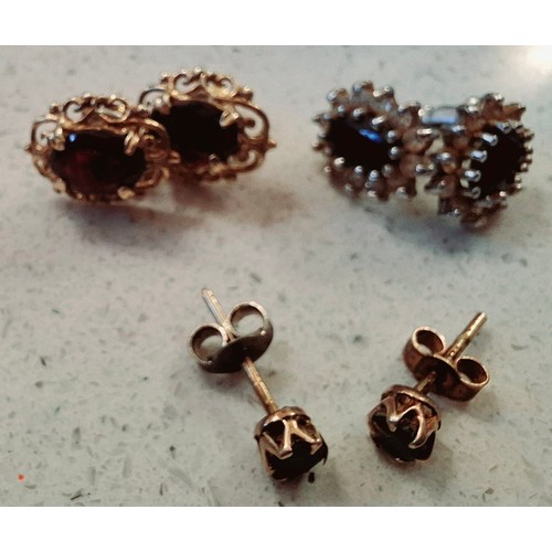 91 - A quantity of mixed vintage costume jewellery to include a pair of small 9ct gold pierced earrings w... 