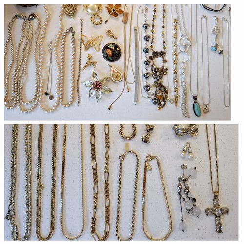 91 - A quantity of mixed vintage costume jewellery to include a pair of small 9ct gold pierced earrings w... 