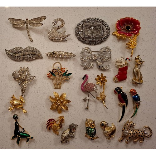 52 - A quantity of vintage costume jewellery and collectables, mainly bead necklaces, brooches A/F and br... 