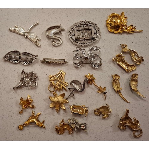 52 - A quantity of vintage costume jewellery and collectables, mainly bead necklaces, brooches A/F and br... 