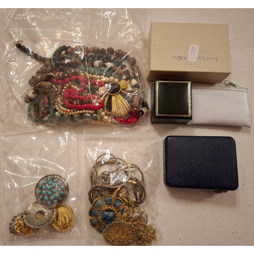 51 - A quantity of vintage costume jewellery to include a 3-strand simulated pearl necklace with gold ton... 