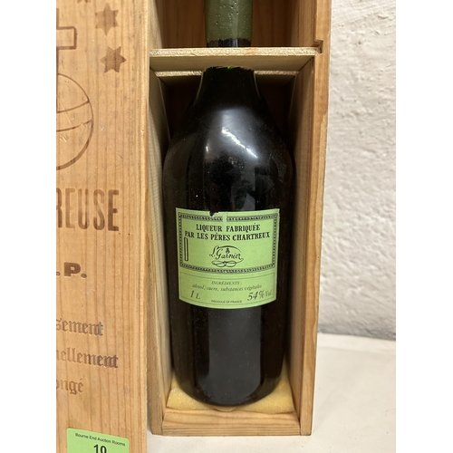 10 - A single bottle of liqueur Fabriquee Par Les Peres Chartreux, 1lt, 54% vol, in wooden case
Location:... 