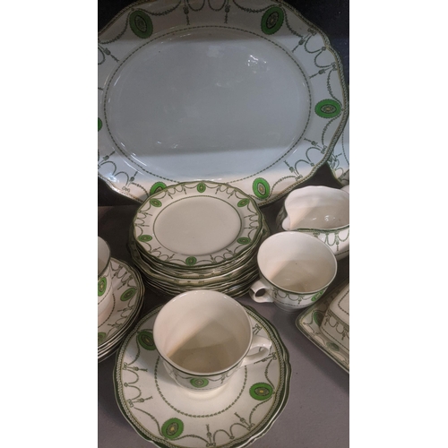 362 - Royal Doulton Countess pattern part tea/dinner service to include serving platter, milk jug, butter ... 