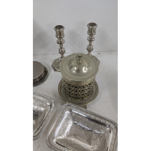 368 - White metal and silver plated items to include 300 stamped handled three piece fish serving set, a F... 