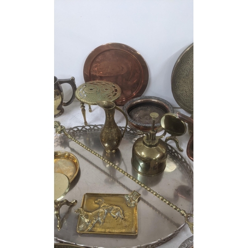 369 - Mixed metalware to include a brass centrepiece fashioned as a swan, brass rococo style double ink we... 