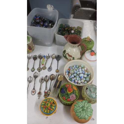 37 - A mixed lot to include three Brownie and Girl Guide sashes with badges, along with vintage marbles, ... 