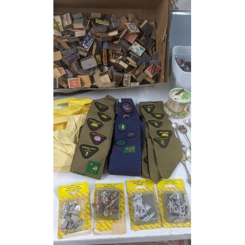 37 - A mixed lot to include three Brownie and Girl Guide sashes with badges, along with vintage marbles, ... 