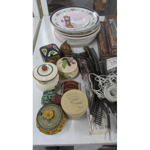 37 - A mixed lot to include three Brownie and Girl Guide sashes with badges, along with vintage marbles, ... 