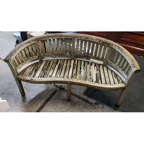 410 - A weathered teak curved garden banana bench 85h x159w
Location G
If there is no condition report sho... 