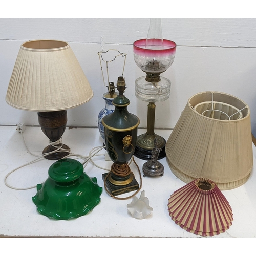 425 - A mixed lot of lamps to include a Victorian brass oil lamp, a carved and gilt example, a Chinese sty... 