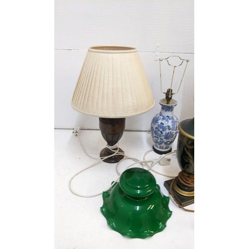 425 - A mixed lot of lamps to include a Victorian brass oil lamp, a carved and gilt example, a Chinese sty... 