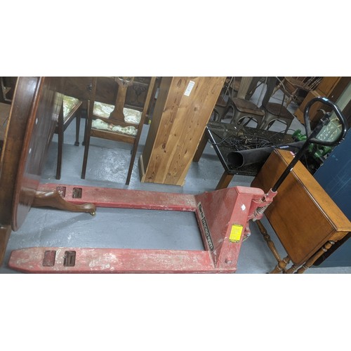 530 - A vintage Clark Strong Arm 2000k trolley jack and a Victorian R Turner of Reading floor standing sac... 