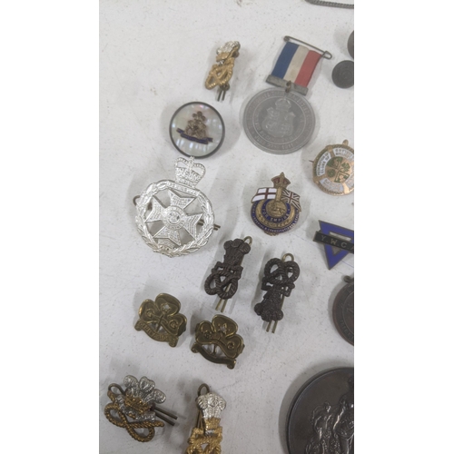 507 - A group of War cap badges, one entitled National Savings and others, together with a Victorian Royal... 