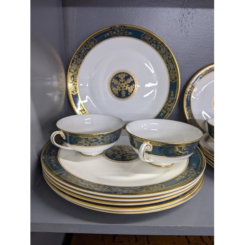 521 - A Royal Doulton Carlyle pattern dinner service to include six dinner plates, smaller plates, side pl... 