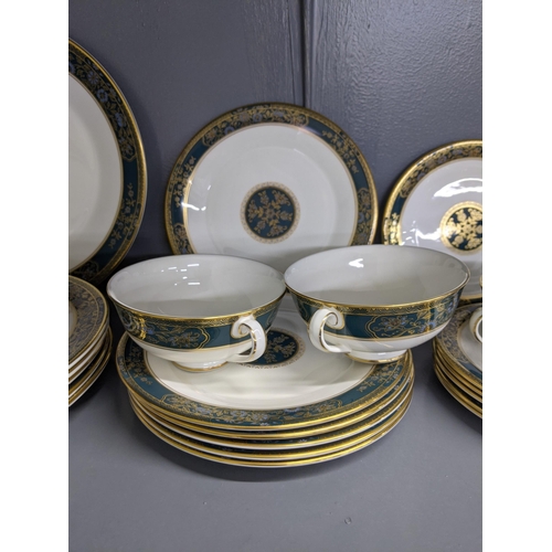 521 - A Royal Doulton Carlyle pattern dinner service to include six dinner plates, smaller plates, side pl... 