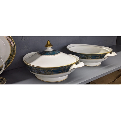 521 - A Royal Doulton Carlyle pattern dinner service to include six dinner plates, smaller plates, side pl... 