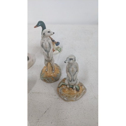 537 - A mixed lot of ceramic sculptures to include Beswick cat 'Felix', along with two Beswick meerkats, b... 