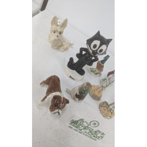 537 - A mixed lot of ceramic sculptures to include Beswick cat 'Felix', along with two Beswick meerkats, b... 