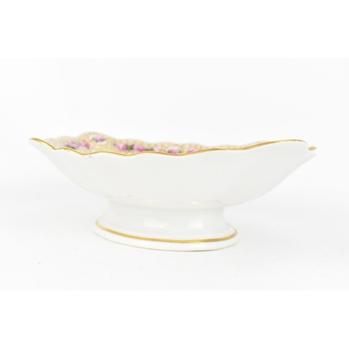 101 - A late 18th century Derby lobed serving dish, circa 1787-90, pattern 129, painted with pink roses re... 