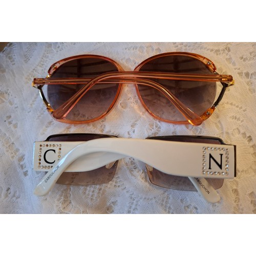 55 - A mixed lot to comprising 2 pairs of sunglasses to include a pair of white and black Cabouchon glass... 