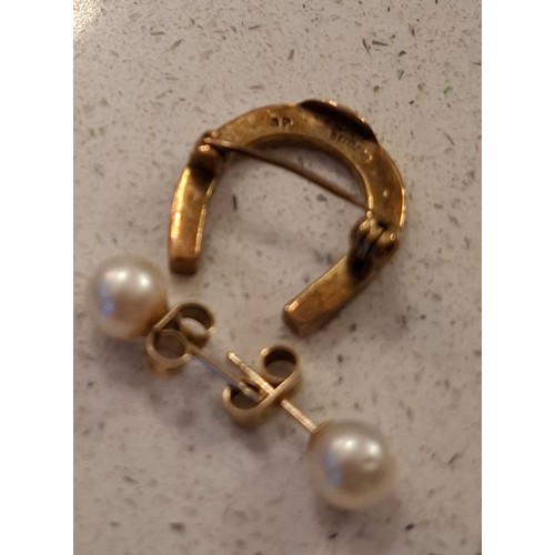 358 - A 9ct gold horseshoe brooch and a pair of 9ct gold and pearl earrings with 9ct gold backs. Location:... 