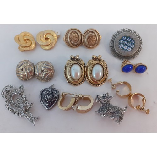 318 - A quantity of mainly 1960's-80's costume jewellery to include a pair of gold tone Oscar de la Renta ... 