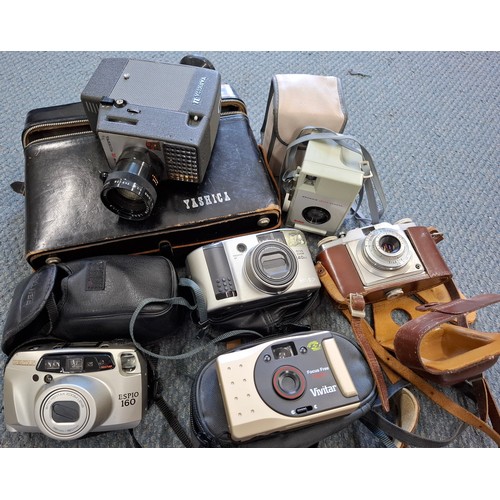 246 - A Yashica U-Automatic video camera and case together with vintage cameras to include a Minolta Riva ... 