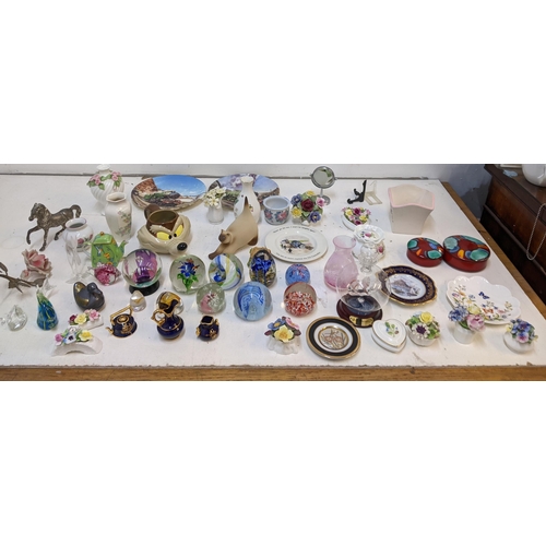 220 - A mixed lot of collectables to include a collection of glass paperweights, one marked Caithness, a R... 