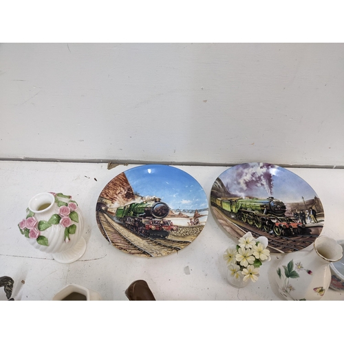 220 - A mixed lot of collectables to include a collection of glass paperweights, one marked Caithness, a R... 