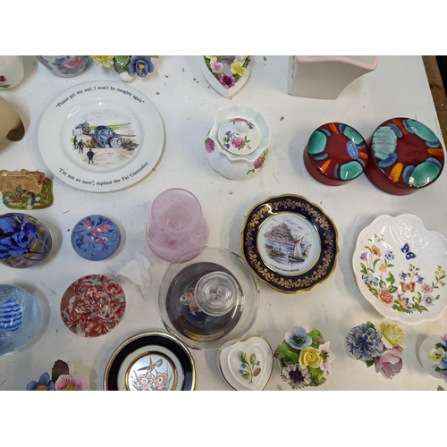 220 - A mixed lot of collectables to include a collection of glass paperweights, one marked Caithness, a R... 