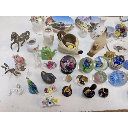 220 - A mixed lot of collectables to include a collection of glass paperweights, one marked Caithness, a R... 