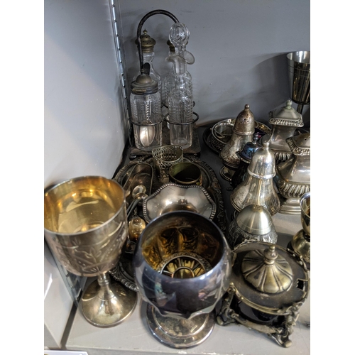 234 - Mixed silver plate and EPNS to include a teapot, napkin rings, a cruet stand, a toast rack and other... 