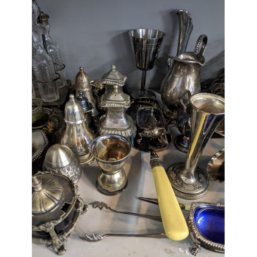 234 - Mixed silver plate and EPNS to include a teapot, napkin rings, a cruet stand, a toast rack and other... 