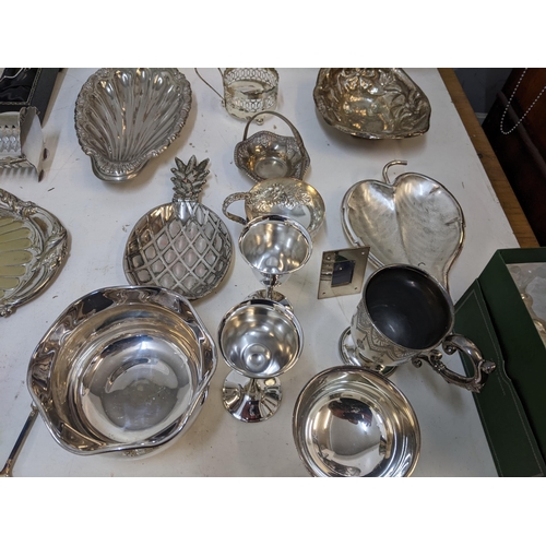 292 - Silver plate to include a pair of Corinthian Capital candlesticks, dishes, tea set and other items
L... 