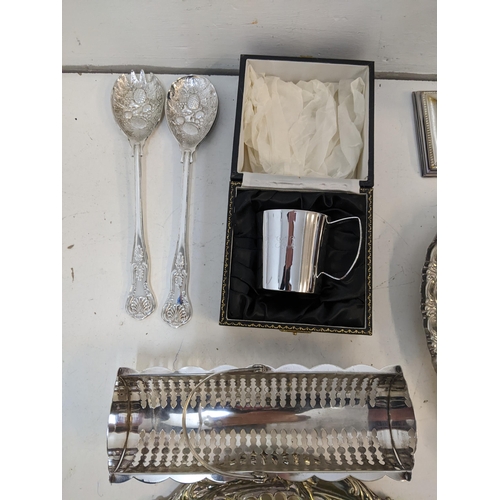 292 - Silver plate to include a pair of Corinthian Capital candlesticks, dishes, tea set and other items
L... 