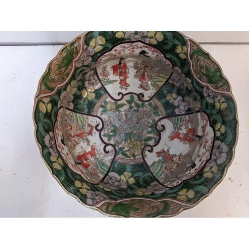 293 - A 20th century Japanese Imari bowl with a wavy edge
Location: 1-1
If there is no condition report sh... 