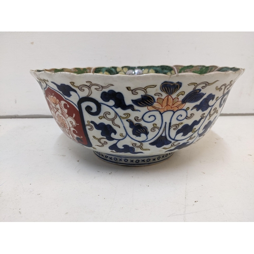 293 - A 20th century Japanese Imari bowl with a wavy edge
Location: 1-1
If there is no condition report sh... 