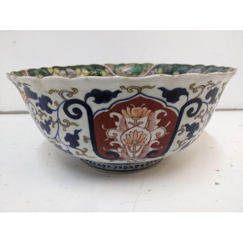 293 - A 20th century Japanese Imari bowl with a wavy edge
Location: 1-1
If there is no condition report sh... 