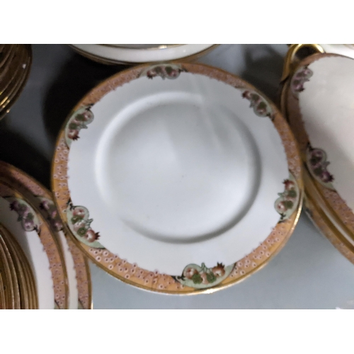 314 - A Limoges 1930's dinner service comprising tureens, platters, bowls and others
Location: GL
If there... 