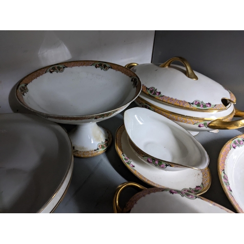 314 - A Limoges 1930's dinner service comprising tureens, platters, bowls and others
Location: GL
If there... 