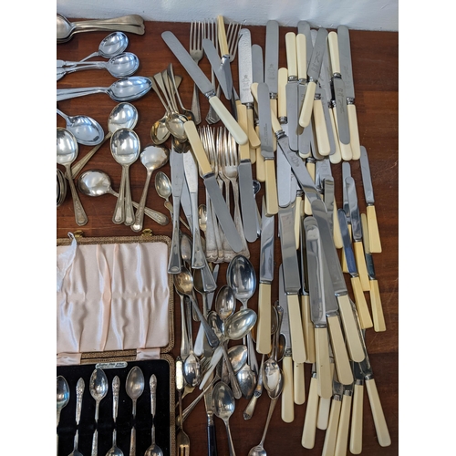 322 - A mixed lot of silver plated flatware to include a boxed Bedford plate teaspoon set, a boxed set of ... 