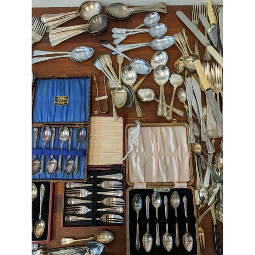 322 - A mixed lot of silver plated flatware to include a boxed Bedford plate teaspoon set, a boxed set of ... 