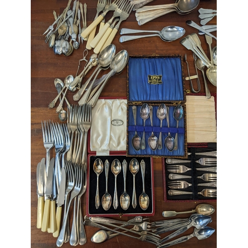 322 - A mixed lot of silver plated flatware to include a boxed Bedford plate teaspoon set, a boxed set of ... 