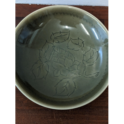 422 - A Bullers studio pottery dish marked No 257
Location: 1-5
If there is no condition report shown, ple... 