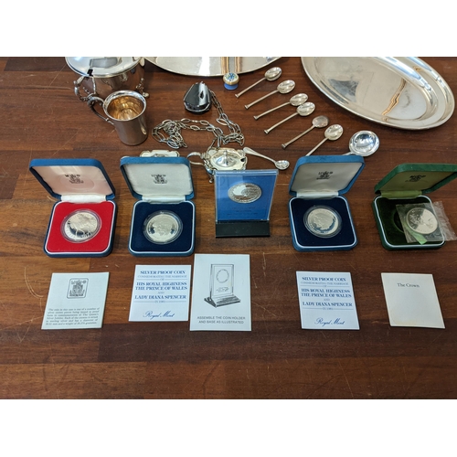 423 - A mixed lot to include: a silver plated sugar bowl, an oval shaped silver plated tray, commemorative... 