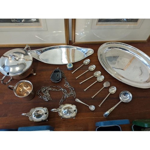 423 - A mixed lot to include: a silver plated sugar bowl, an oval shaped silver plated tray, commemorative... 