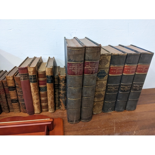 427 - A collection of vintage books to include: Waverley novels volumes 1-4, 